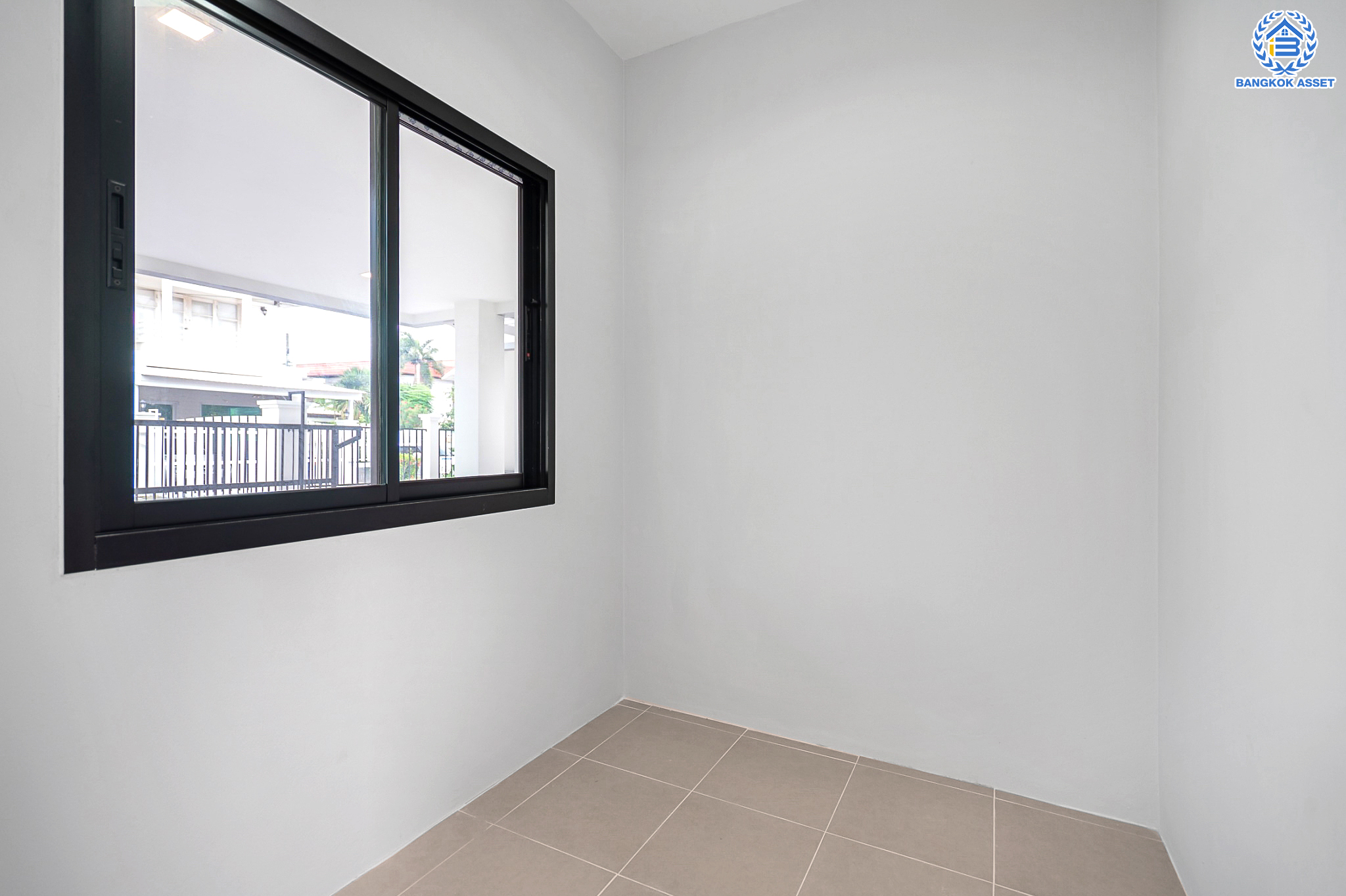 บ้านมือสองตกแต่งใหม่ ม.ปรัชญาการ์เด้นโฮม สุคนธสวัสดิ์ หลังมุม เนื้อที่ 55.9 ตร.ว. ฟังก์ชัน 3 ห้องนอน 4 ห้องน้ำ 1 ห้องแม่บ้าน 2 ที่จอดรถ พร้อม Living Area กว้างขวาง บนทำเลใจกลางเมือง! เชื่อมต่อทั้งถนนประเสริฐมนูญกิจ, เกษตร-นวมินทร์, ลาดพร้าว, รัชโยธินฯ ใกล้ทางด่วนรามอินทรา และรถไฟฟ้าสายสีน้ำตาล "สถานีโรงเรียนสตรีวิทยา2"